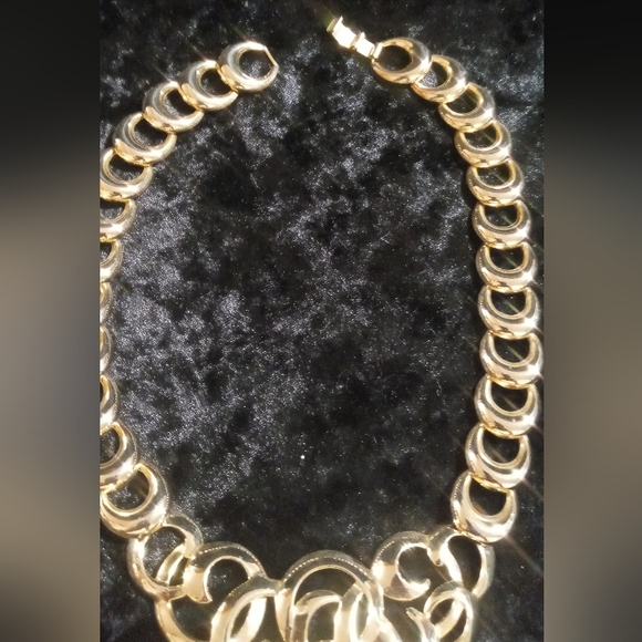 Collar necklace gold tone.circle links flip clasp. 16 inches - Picture 3 of 5